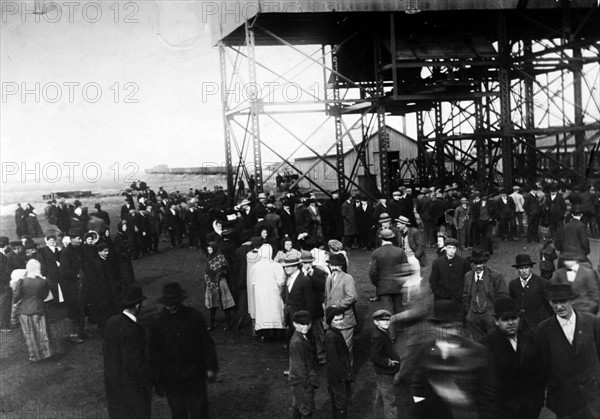 Cherry Mine disaster, crowd at mouth of shaft