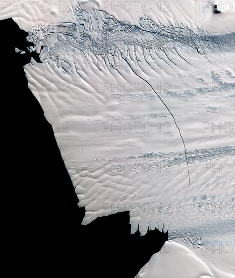 Massive crack across the Pine Island Glacier