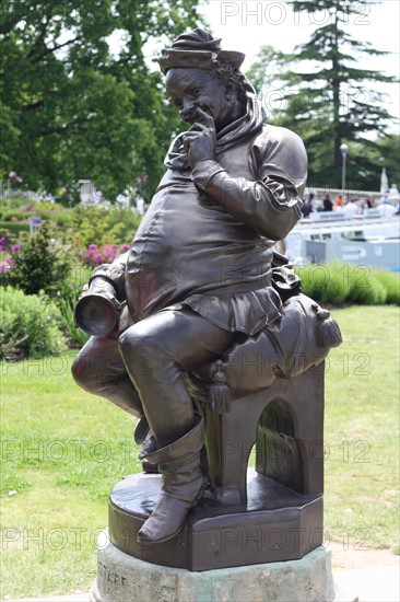 statue commemorating shakespeare's work.