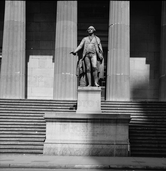 Statue of George Washington in NYC