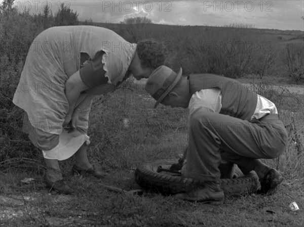 Migrant pea workers on the road with tire trouble, 1936