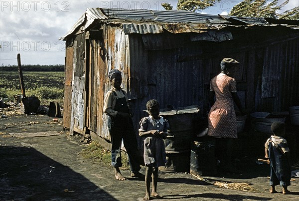 Negro migratory workers by a shack, Belle Glade, Florida. 19410101