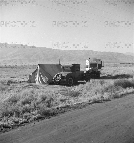 Transient potato workers camping along the highway, 1935