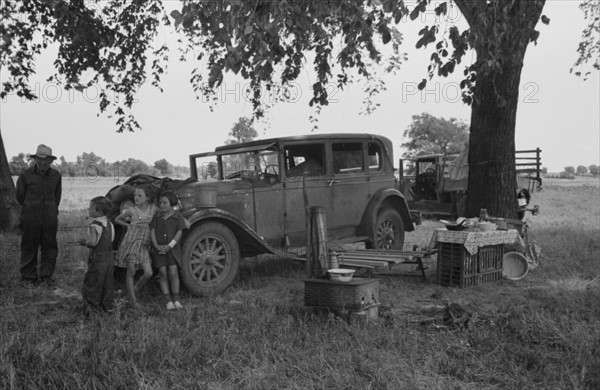 Camp of migratory workers in Arkansas River bottom, Muskogee County, Oklahoma by Russell lee, 1903-1986, dated 19390101