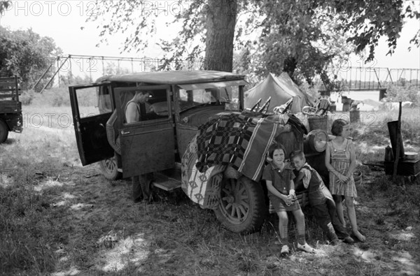 Camp of migratory workers in Arkansas River bottoms, Muskogee County, Oklahoma by Russell lee, 1903-1986, dated 19390101