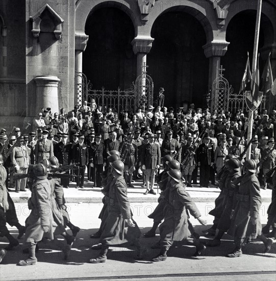 Allied troops entering the city of Tunis, 1943