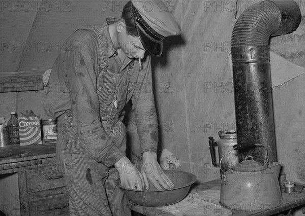 Son of white migrant worker in tent home near Mercedes, Texas. 19390101