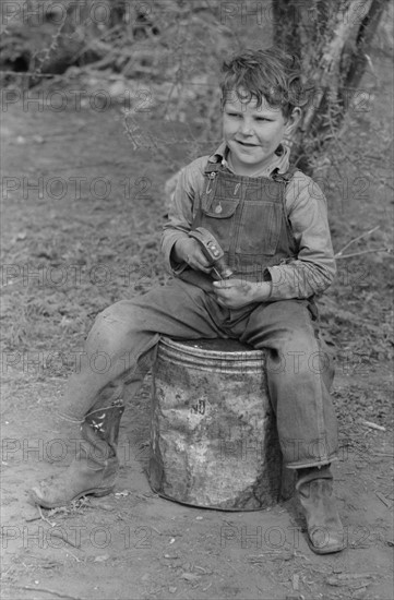 Child of white migrant worker near Harlingen, Texas by Russell Lee, 1903-1986, dated 19390101.
