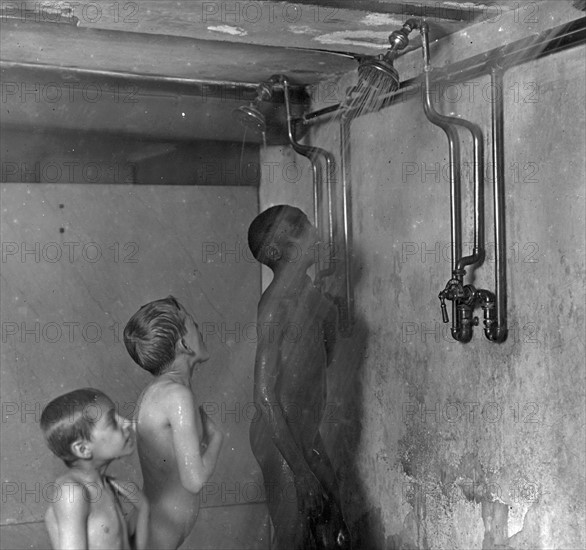 Hot weather delights, Cincinnati, Ohio. Photographer, Lewis Wickes 1908.