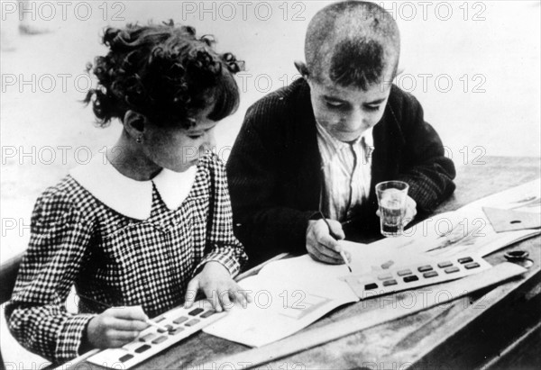 Spanish Civil War: two Spanish refuge children, in France during the war