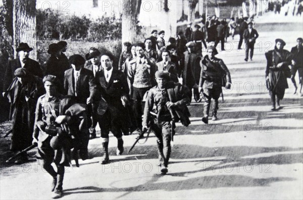 Loyalist Spanish soldiers guard captives