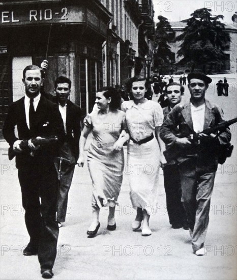 Republican supporters prepare to defend positions in Madrid