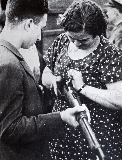 Republican supporters prepare to defend positions in Madrid