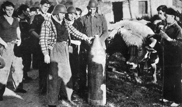 Spanish Civil War, republican soldiers show off unexploded shell
