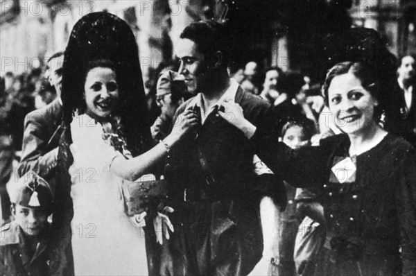 a wife sees her husband depart, during the Spanish Civil War