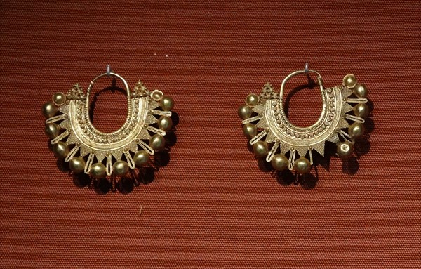 Gold open-work jewellery