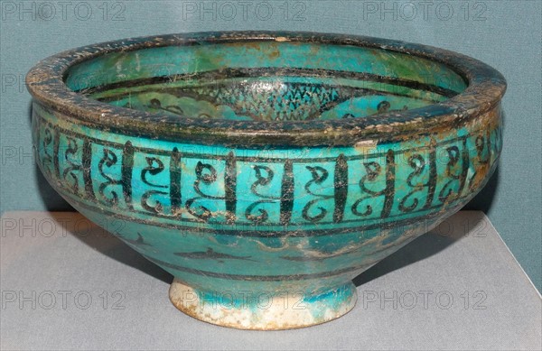 Glazed stonepaste bowl. Persian, Iran, AD 1400-1500