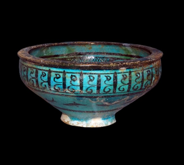 Glazed stonepaste bowl. Persian, Iran, AD 1400-1500