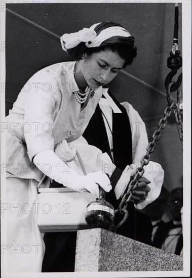 Photograph of Queen Elizabeth II laying the foundation stone at Saint Paul's Cathedral