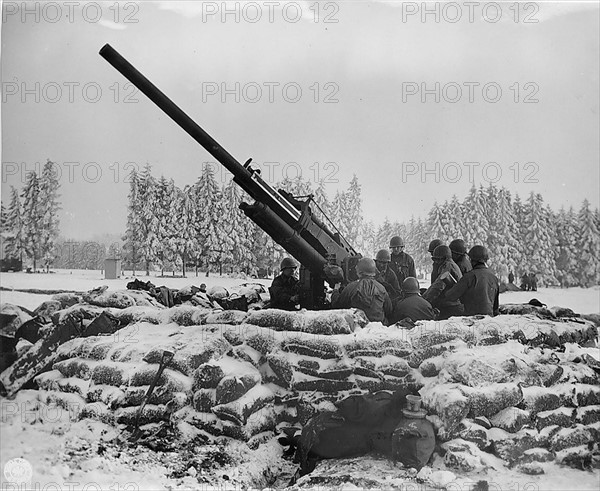 World war two: Gun crew of the US army ‘Black Widow’, 90 mm anti aircraft gun dug in outside Bastogne, Belgium 1945