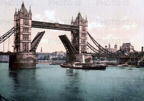 River Thames with the Tower of Londion, Tower Bridge,