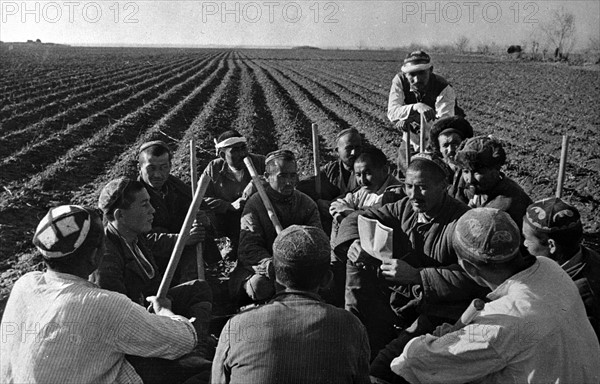 Photograph of Uzbek collective farmers discussing work of spring sowing in the USSR