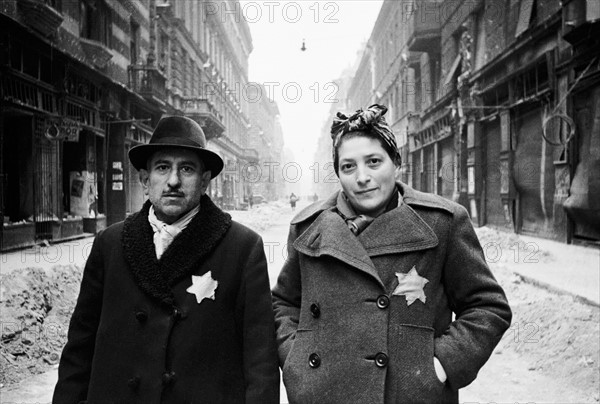 Photograph of a Jewish couple in the Warsaw Ghetto