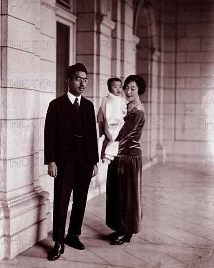 Photograph of Emperor Sh?wa with his family