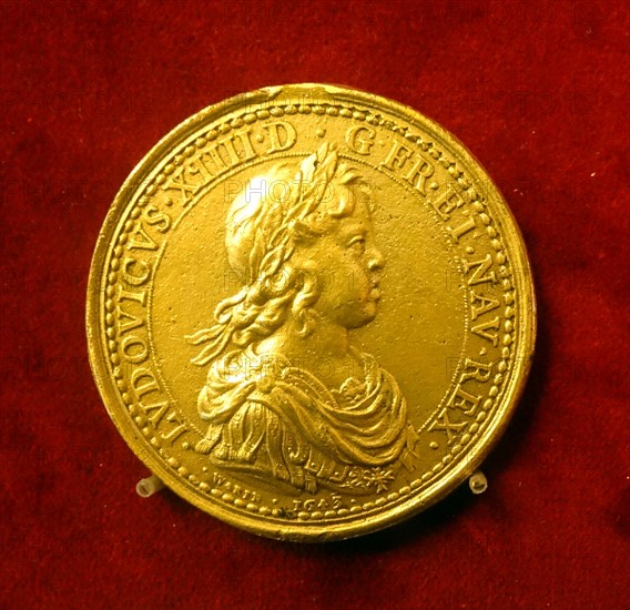 Gilt bronze coin depicting Louis XIII of France by Guillaume Dupré