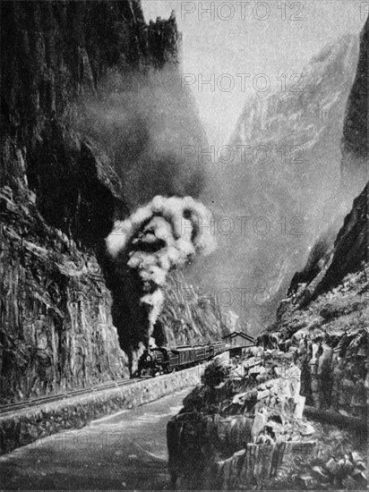 Denver to Rio Grande Railway train at Royal Gorge in the Grand Canyon