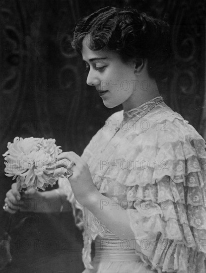 American stage and silent film actress Edna Wallace Hopper 1910