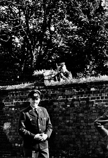 West Berliner in uniform in front of the Berlin Wall