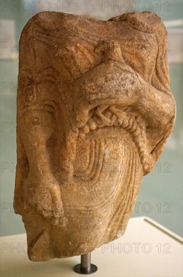 Marble statue of Kore holding a bird as an offering