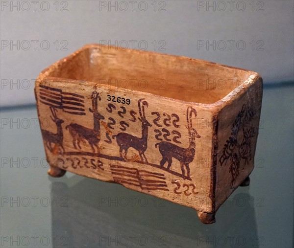 Box decorated with antelopes and fish