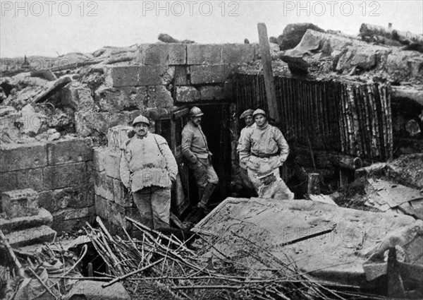 victorious French Soldiers in front of a disused shelter in Bailly