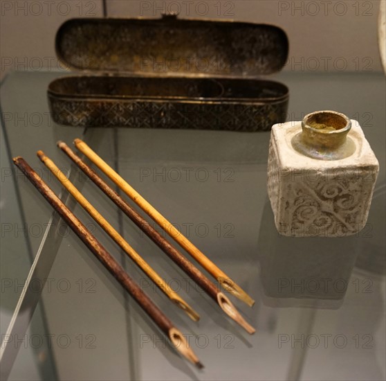 Reed pens and inkwell with opaque with moulded casing