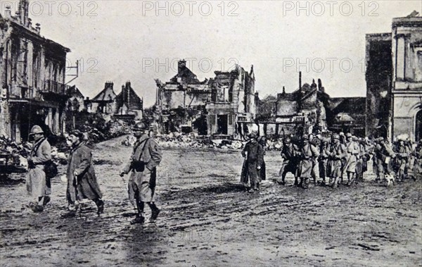 Residents and French Infantry in Chauny