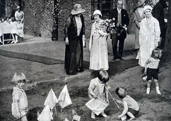 Lady Elizabeth visiting the West Ham Central Mission