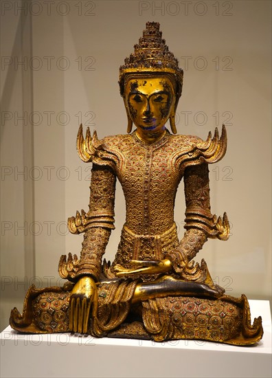 Crowned Buddha statue