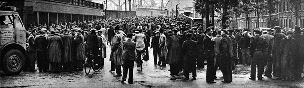 Photograph of the strikes outside the Surrey Docks