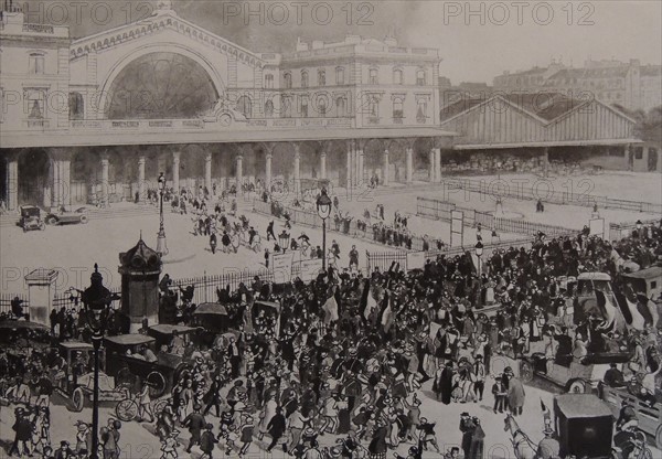 Crowds waving off French recruits and conscripts.