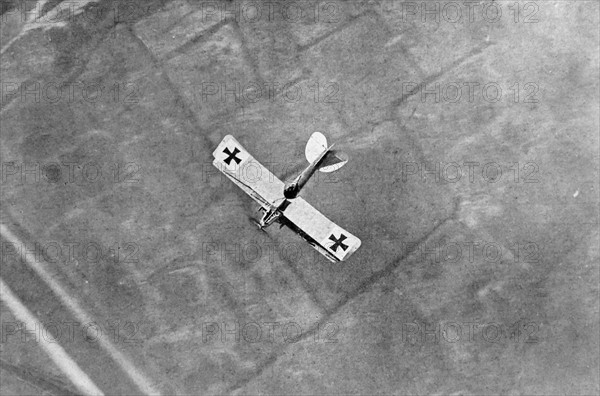 Belgian aviator photographs a German aircraft.