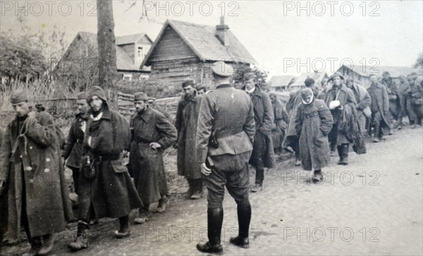 German army postcard showing Russian prisoners of war captured by the German army, 1942