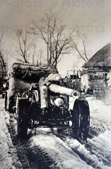 German artillery taken to the front at the Dnieper River 1941