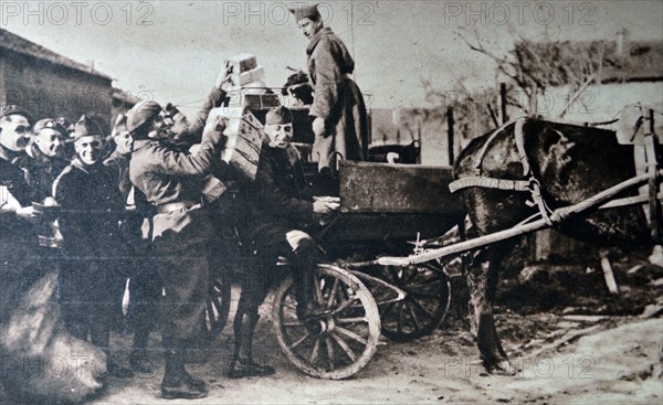 French soldiers receive food parcels 1940