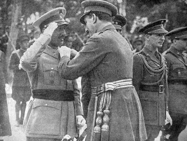 The King Alphonso XIII gives a Military Medal to General Franco