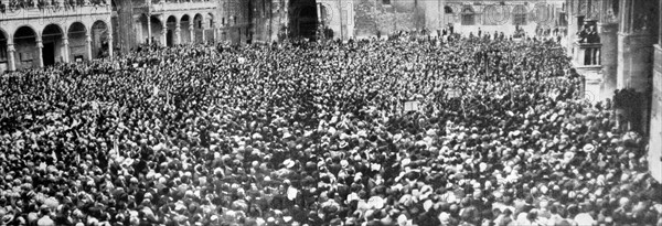 Rome, 1928 - Mussolini speaks to those gathered in Piazza Venezia