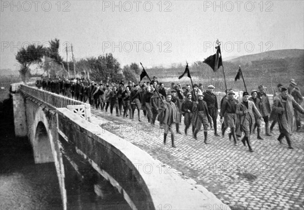 The forces of Tuscany Salaio pass the bridge at Rome