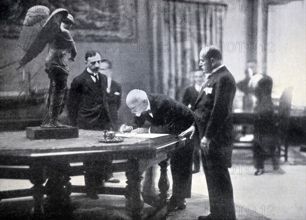 Signing the Treaty of Friendship and arbitato Italo-Greek