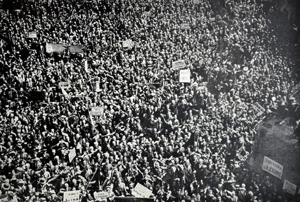 Rome - The ten thousand workers in Milan ecstatic hear the word of the Duce